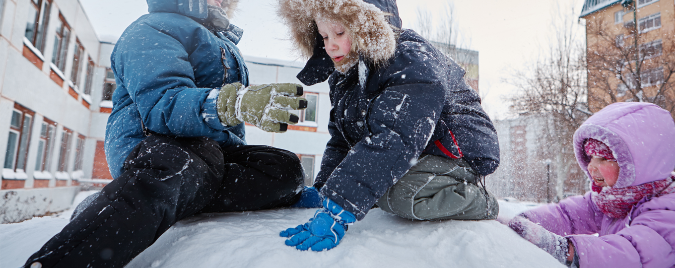 Buttes de neige dans les cours d’école